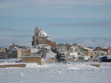  Panorámica de Alborea, donde destacan la torre y su gran iglesia de la Natividad.